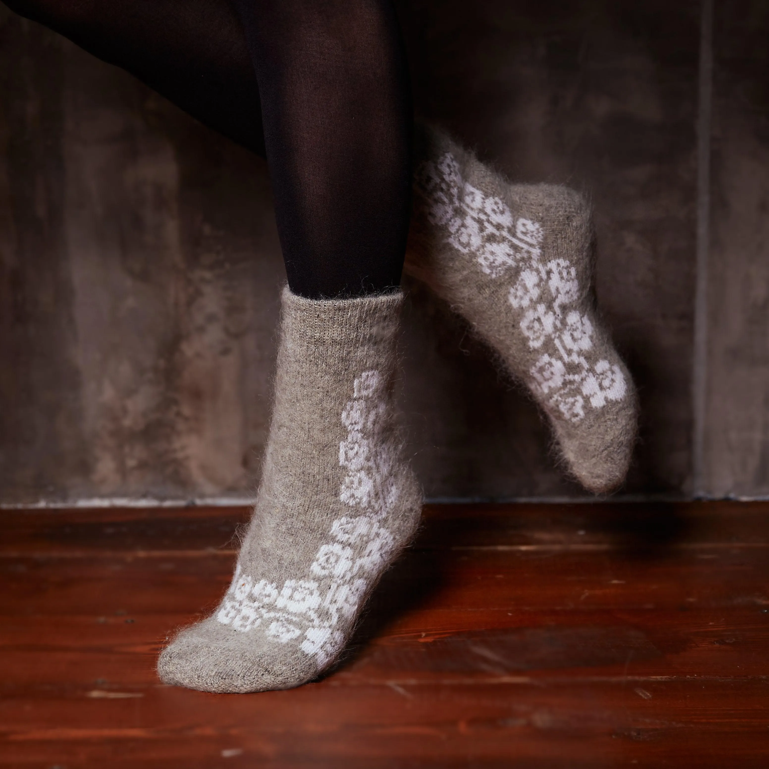 Women's Wintry Roses Thick Goat Wool Crew Socks