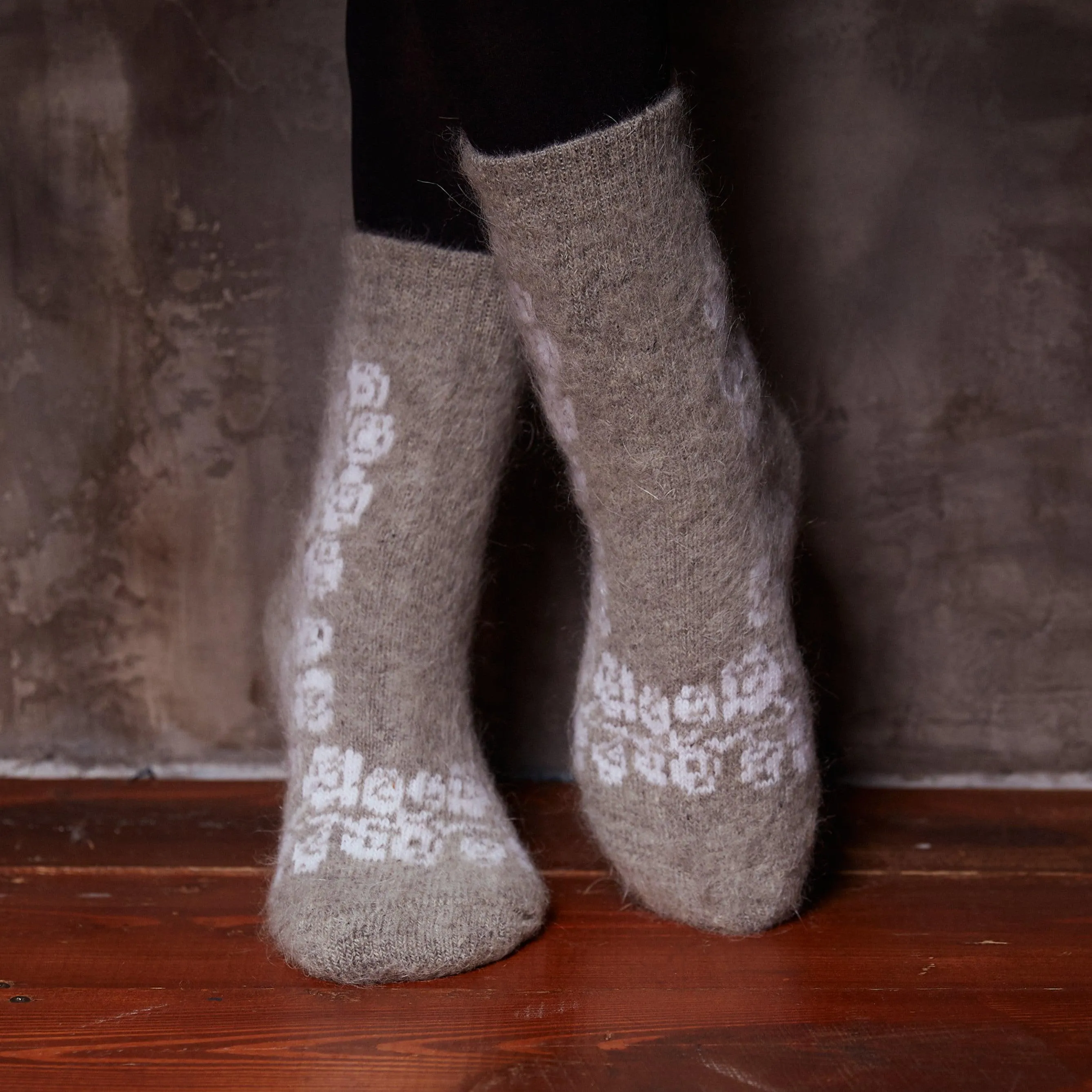 Women's Wintry Roses Thick Goat Wool Crew Socks